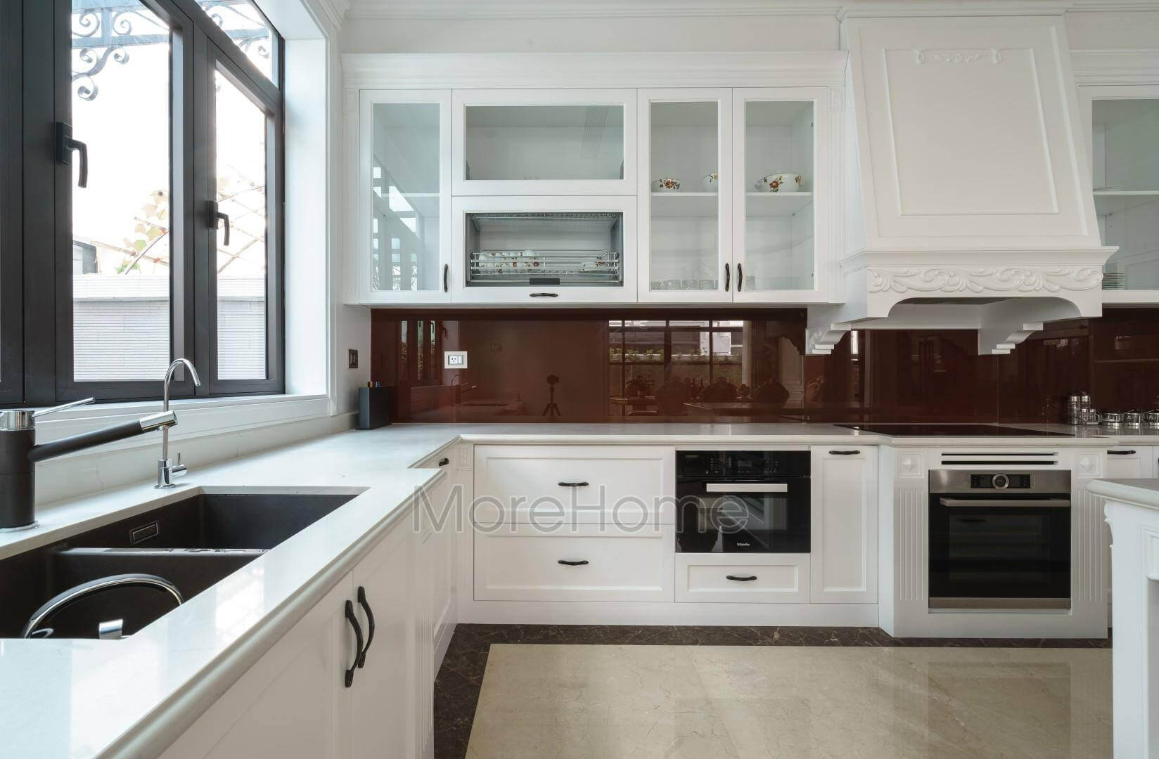 Với hệ thống tủ trên tủ dưới khoảng cách tỷ lệ hợp lý mà phòng bếp gọn gàng tối ưu chức năng nhất Tủ bếp gỗ, tủ bếp gỗ tự nhiên, tủ bếp tân cổ điển