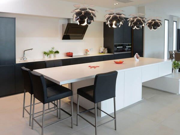 Đảo bếp màu trắng được thiết kế mang phong cách hiện đại mang đến sự sang trọng và đẳng cấp cho không gian căn bếp của mỗi gia đình.