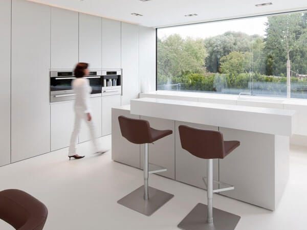 Đảo bếp màu trắng mang đến vẻ trang nhã, thanh lịch cho không gian bếp ăn của gia đình.