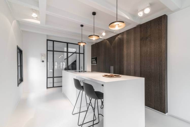 Đá bàn đảo bếp nhẵn mịn mang đến sự tiện nghi, trang nhã cho không gian ấm cúng của mỗi gia đình.