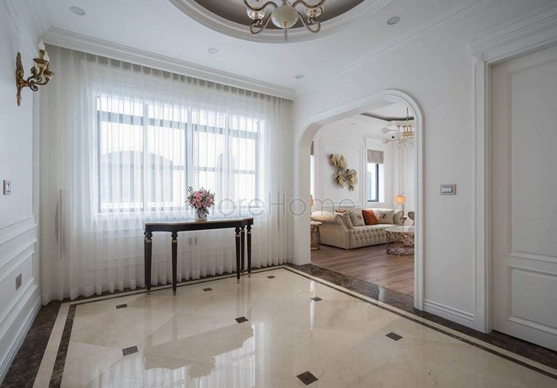 Kệ trang trí chân gỗ để tạo nên một phong cách sang trọng cho sảnh phòng khách biệt thự.